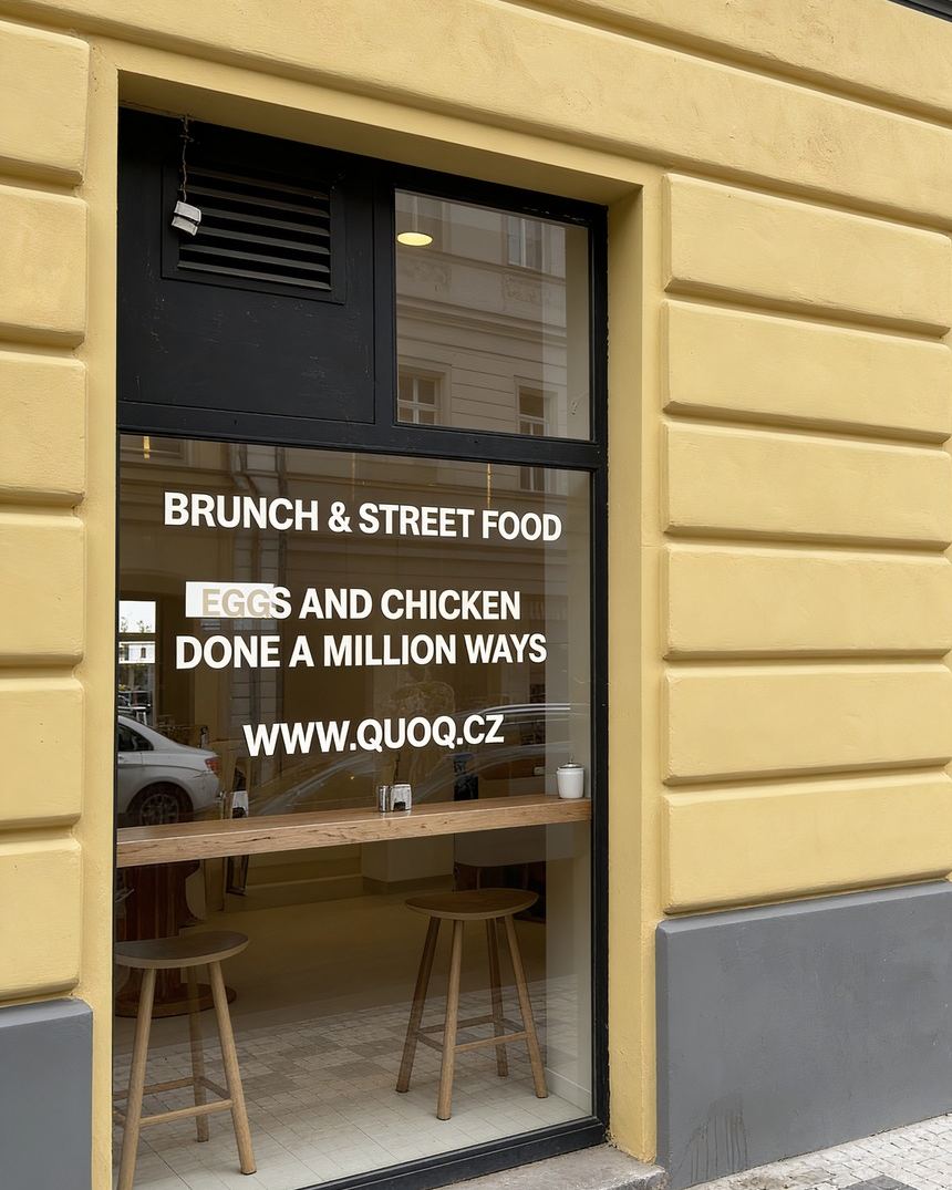 Výloha QUOQ s nápisem Brunch & Street Food