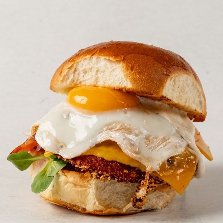 Egg & Crispy Chicken Burger se sázeným vejcem