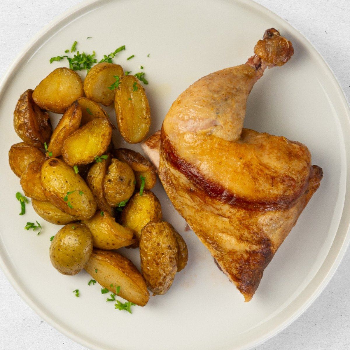 Grilované kuře z rotisserie s bramborami Grenaille